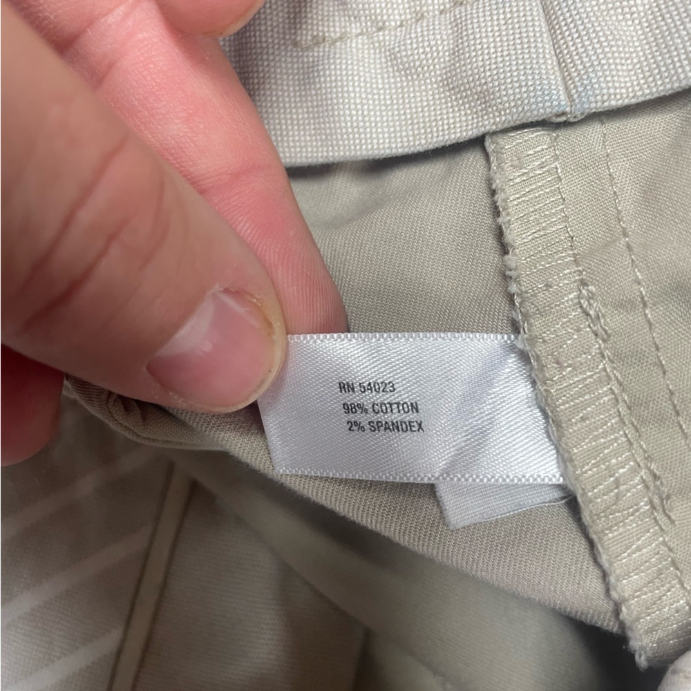 Gap khaki Bermuda shorts. Mostly cotton, and with clean flat lines. - Picture 4 of 4